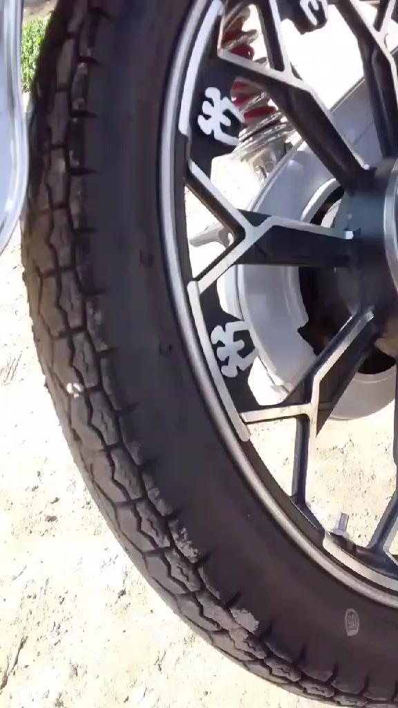 السلام عليكم سيفان 2025 محرك شرط ما مفتوح دراجه ما بيها نقص ورقي كامله سلف هندر كهربائيات الشاير كله شغاله للبيع 680 ويرهم مراوس باربعه قير حسب النظافه ***********
