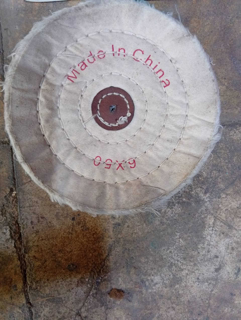 سلام عليكم قرص تلميع قطعة مع صابونة تلميع قطعة سعر ٢٥عراقي نوع جيد كبير ركز بغداد ***********
