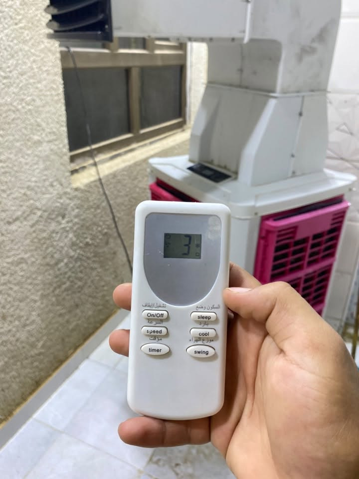 #للبيع

* نوع: مبردة هوائية (مائية) TURBO الشركه الباكستانيه
* مزودة بمجرى هواء علوي لتوجيه الهواء لمسافة أبعد
* على عجلات لسهولة النقل والحركة
* مناسبة للغرف، المحلات، والورش
* تعمل على الماء وتوفر تبريد جيد مع استهلاك كهرباء اقتصادي
* الحالة: مستعملة ونظيفة وتعمل بشكل جيد (حسب المعاينة مستخدمه شهر واحد فقط 
*تعمل بنظام التحكم عن بعد -#الريمونت
#واسط الكوت 
***********
