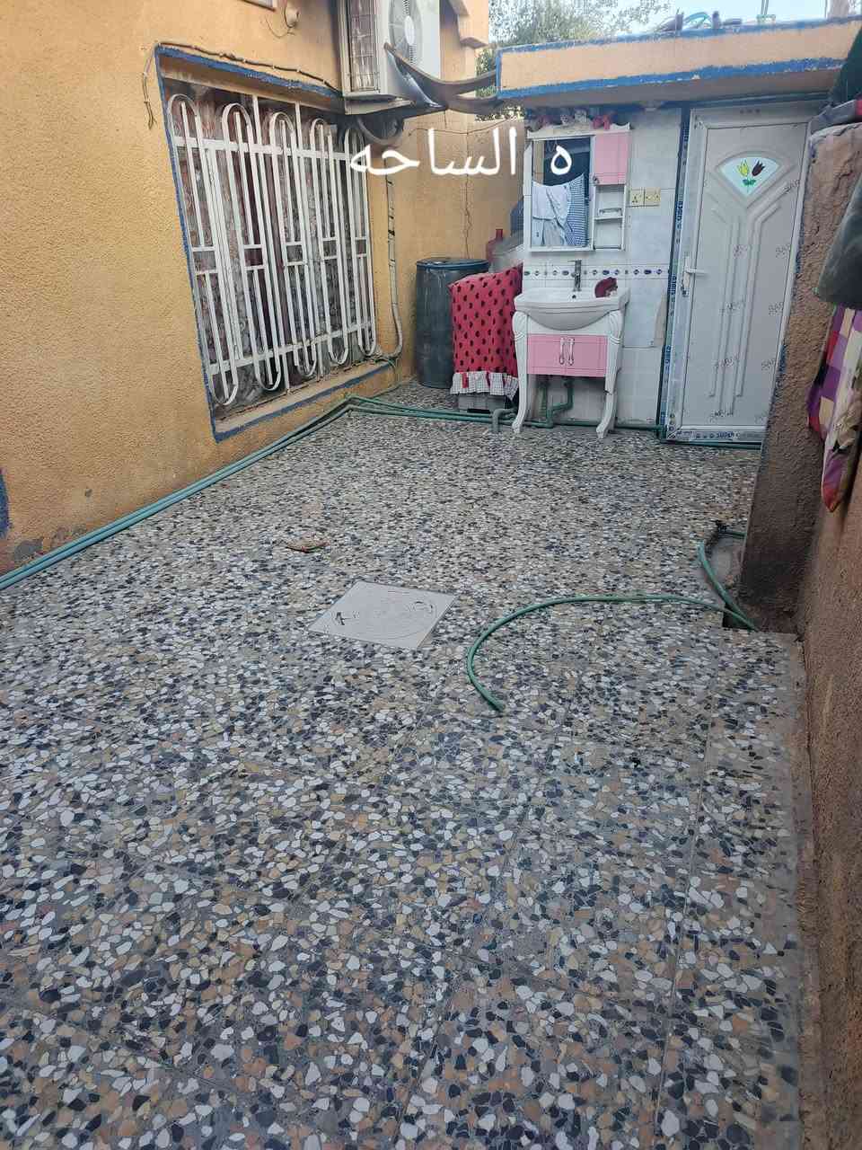 سلام عليكم بيت للبيع العنوان كربلاء حي الحر الثوره البيت يتكون من 5غرف نوم 5×5ومضيف7متر×4ومطبخ4×4وصحيات عدد 2خارجي ودخالي البيت يبعد عن الشارع العام 30متر مقابيله شارع ماكو جار مقابيله الستفسار اكثر اتصل عل رقم ***********البيت مساحته 200متر طابو صرف
