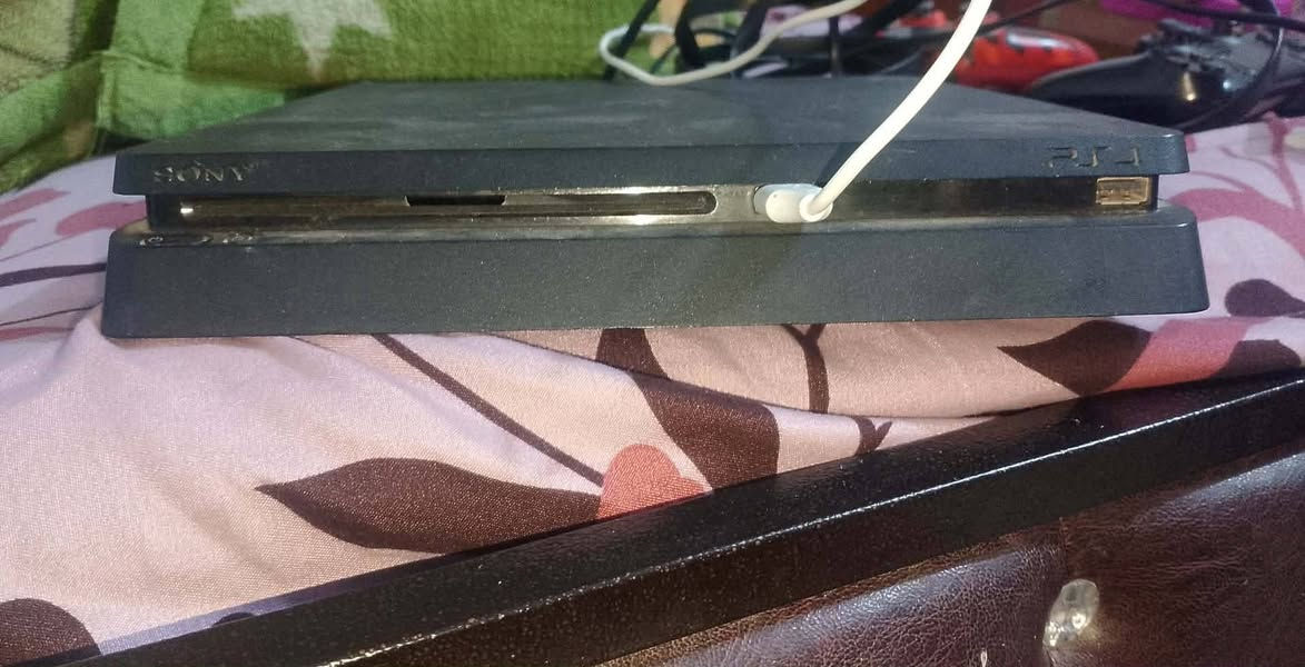 بلي 4 البيع مستخدم غراضه كامله كلهن *********** السعر 260 وبيه مجال
