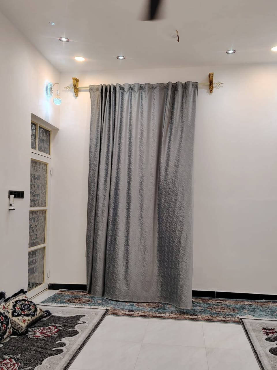 السلام عليكم اخوان بيت للبيع في ضغط الخشب في النجف الاشرف مناذره البيت بي اربع غرف نوم وصال عدد2ومطبخ وبراني وتخاريج البيت طابقين مثل مابل صوره الشارع 10المداور ثاني يوم بسمه راعيه *********** باقي التفاصيل واني خادم لكم والسعر الكلي قفل 150 مليون حتى تعرفون السعر البيت حر مامطلوب وجاهز
