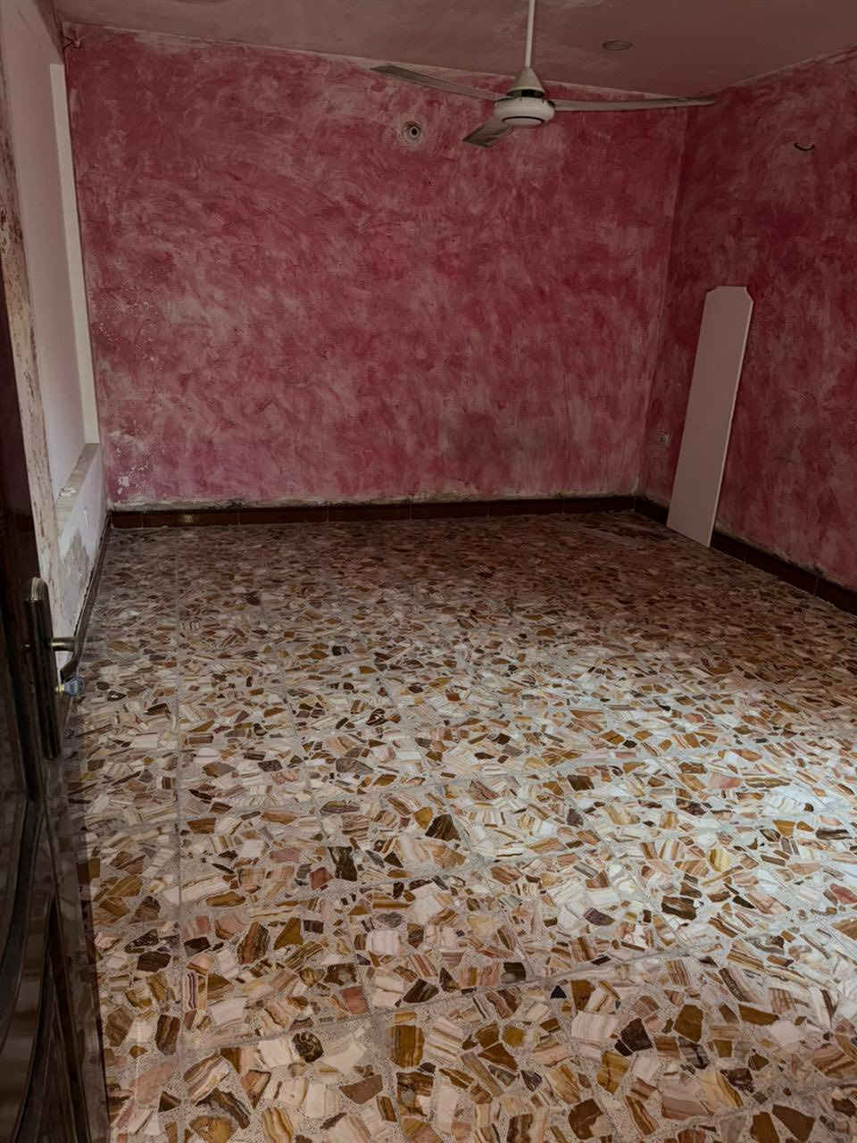 السلام عليكم بيت للإيجار (450) قفل مشتمل مساحه 100 /3 غرف نوم وحولي واستقبال طابقين بضغط شارع بيت حاشوش خلف مدارس اليوسف الأهليه

***********
