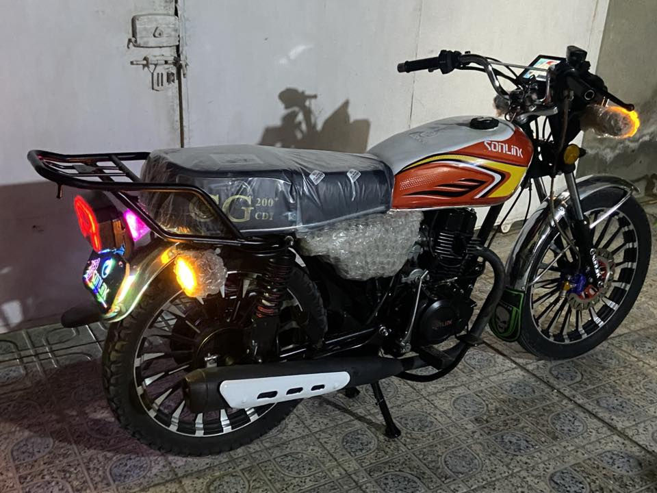 السلام عليكم للبيع سيفان دراجه جديده ضاغطه وزنجيل اي نقص مابيهه كلهه شغاله لايت بكلايت اشاير مكينتهه تخبل دراجه ممتعوبه اوراق كارتونيه محرك 200 ضاغطه وزنجيل مكاني ديالى الخالص هبهب رقمي*********** السعر780 وبيهه مجال حك جيه
