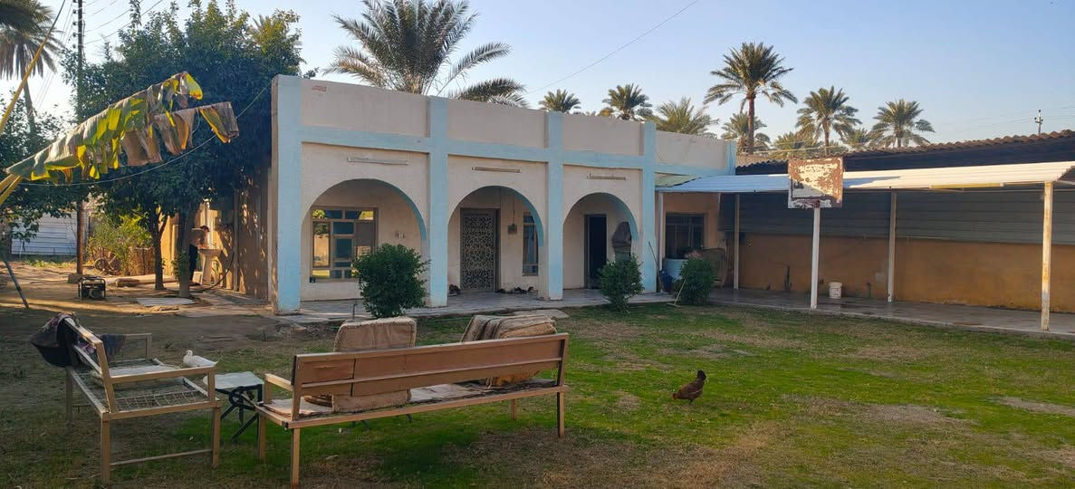 🏡 دار للبيع 🏡
يحتاج مسبح ويؤجر ك مزرعة 
 سكن 
استثمار 
داخل البيت نهر صغير (گود) 
حديقة تتميز ب اكثر من نوع شجرة مثمرة 
عنب رمان تين موز لالنكي وليمون 
📍البو جامل  يبعد دقيقة عن الشط– سلمان باك – المدائن / بغداد
📐 المساحة: نص دونم المبنية 122 متر طابق
📜 الطابو: طابو زراعي 25
✨ تفاصيل:
• استقبال 5*4
• غرفة نوم 6*4
• غرفة نوم 4*4
•صالة  
• مطبخ
حديقة امامية وخلفية 
📲 للاستفسار والمشاهدة:
واتساب أو اتصال: ***********
