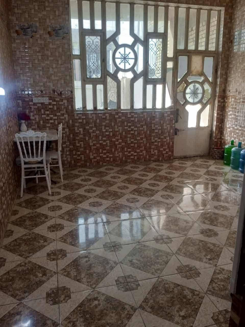 مشتملات عدد اثنين للبيع مساحة كل واحد ١٨٠م حي الحريه الأول شارع ١٥م ركن  قرب المدرسه فتية الحق قريب على الشارع التبليط مسافة ٥٠م  ينباع اثنينهن او واحد يحتوي كل واحد على غرفتين نوم غرفه فوك وغرفه جوه صاله استقبال مطبخ كامل من كل النواحي ميحتاج اي شي الأساس صب البناء طابوق السقف صب تجي وتشوف بعينك للاستفسار الاتصال على الرقم ***********
