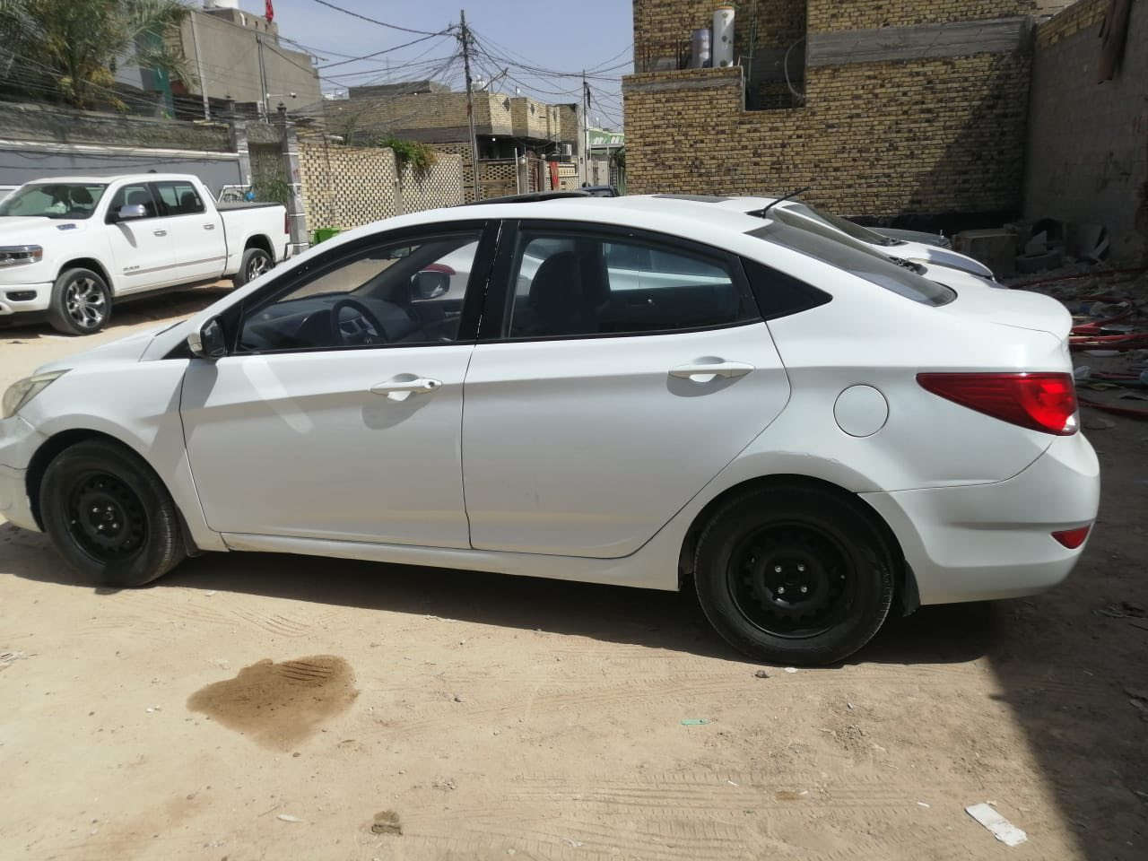 هيونداي أكسنت 2016 للبيع 🚗

سيارة هيونداي أكسنت (Hyundai Accent) موديل 2016، بحالة ممتازة وجاهزة 

📋 مواصفات السيارة:

 الموديل: 2016.

 المحرك: 1600 سي سي (\bm{1.6}). يعني قطرتين . 

 الفئة: فول مواصفات (فتحة سقف). تحكمات إشارة بمري دواخل بيجي سيارة خليجية مانع انزلاق.

 حالة البودي: ثلاث قطع صبغ سيارة فقط .

 الوضعية: ماكينة، حدادية، وكير بحالة ممتازة، طقم تواير (إطارات) جديد، التبريد (المكيف) شغال وممتاز جداً والسيارة جاهزة ما تحتاج أي مصاريف باتري ماعايزة كلشي .

 الأوراق: سنوية باسمي (جاهزة للتحويل).

سنوية جديدة رقم إنكليزي. نجف دولي هزة جديدة 

نجف / كوفة / مجسرات الزهراء / ميسان 

*********** اتصل وتدلل سعرها ب90$ وبيها مجال حك جية وتدلل .
