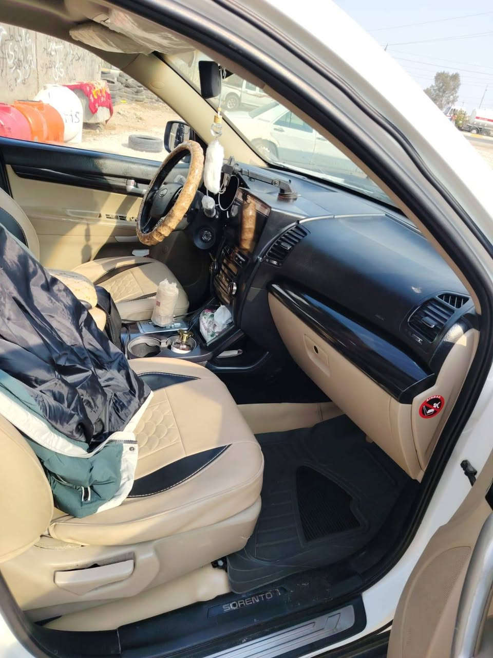 يالله للبيع سورنتو خليج /
موديل /2010
 محرك/6/السياره فول
 مواصفات واحد عله واحد /سقف بنو رامه 
 وجاهزه عله اخر حبه  كفاله عامه
 من ضربه وصبغ وتبديل عده(قبق الجنطه فقط تبديل) والباقي كفاله بشرط مكينه وكير بشرط حداديه 100/70 تخم تاير جديد تبريد 🥶🥶 رقم بغداد شرط التحويل السعر /140 / وبيه مجال مكان السياره الدوانيه قضاء الحمزه
اتصال ***********
