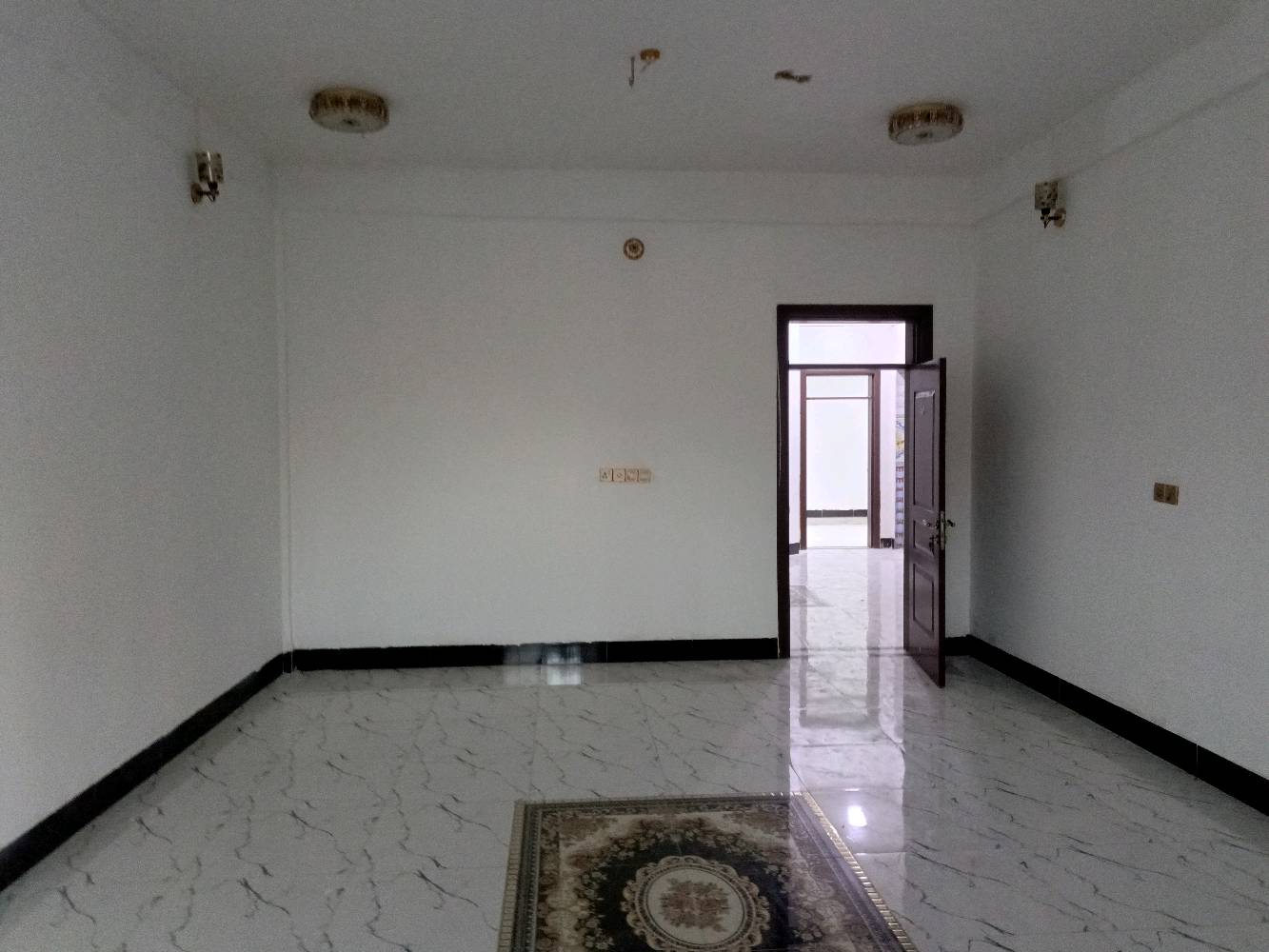 دار للإيجار في الرمادي شارع 40 خلف ماركت القيصر ، يحتوي على غرف نوم عدد 2 وصالة ومطبخ واستقبال و صحيات داخلية وخارجية وكراج وحديقة.

سعر الإيجار 500 الف وبي مجال 

***********