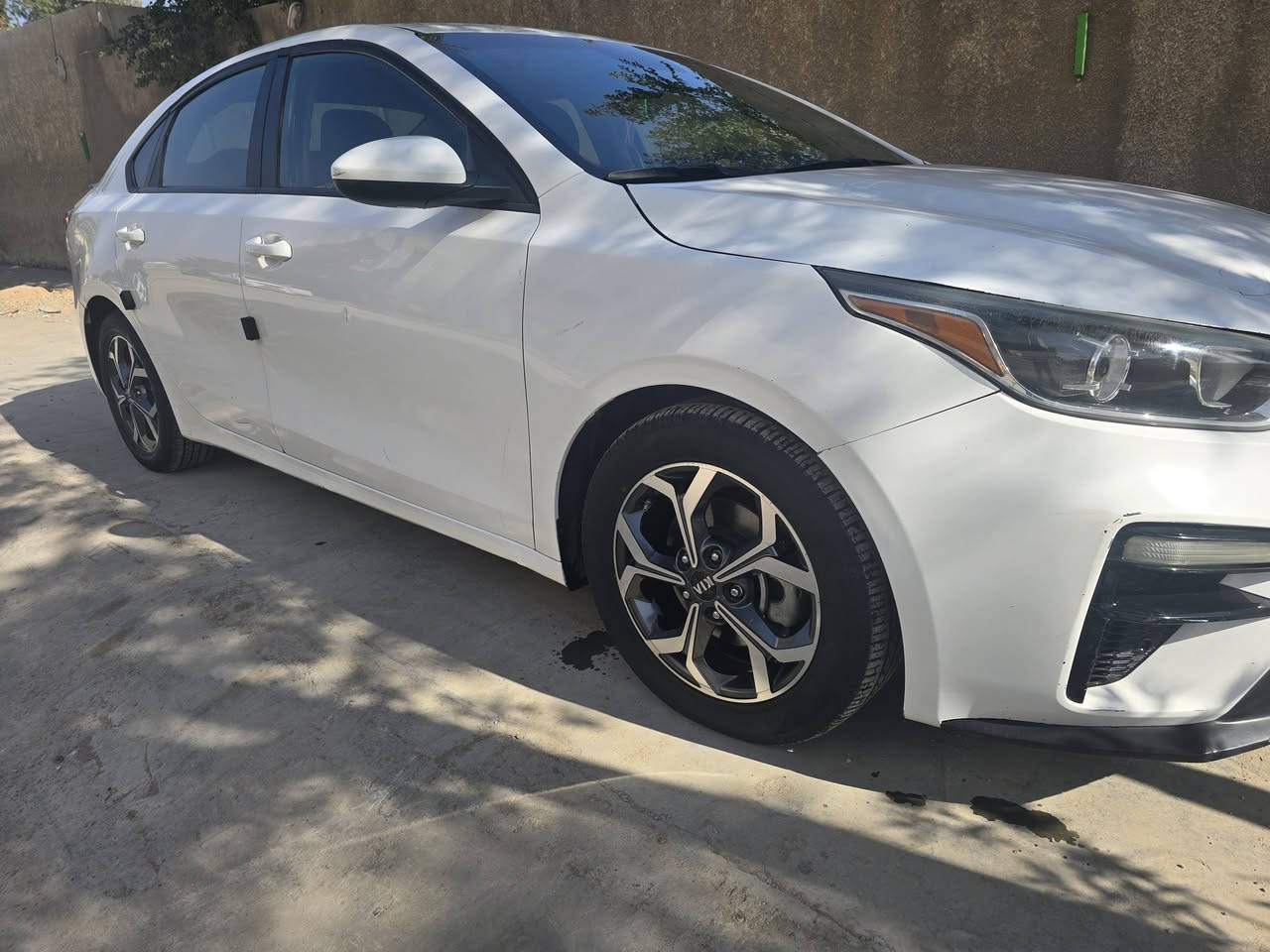 السلام عليكم فورتي موديل ١٩ كير خير من الله مكينه جديده سنور موجود بالمنشور صور حادث بالمنشور السعر ١٢٧ بيه مجال مكان سياره بغداد زيونه رقم هاتف خوان اني مكلف بالنشر رقم الهاتف صاحب سياره ***********
