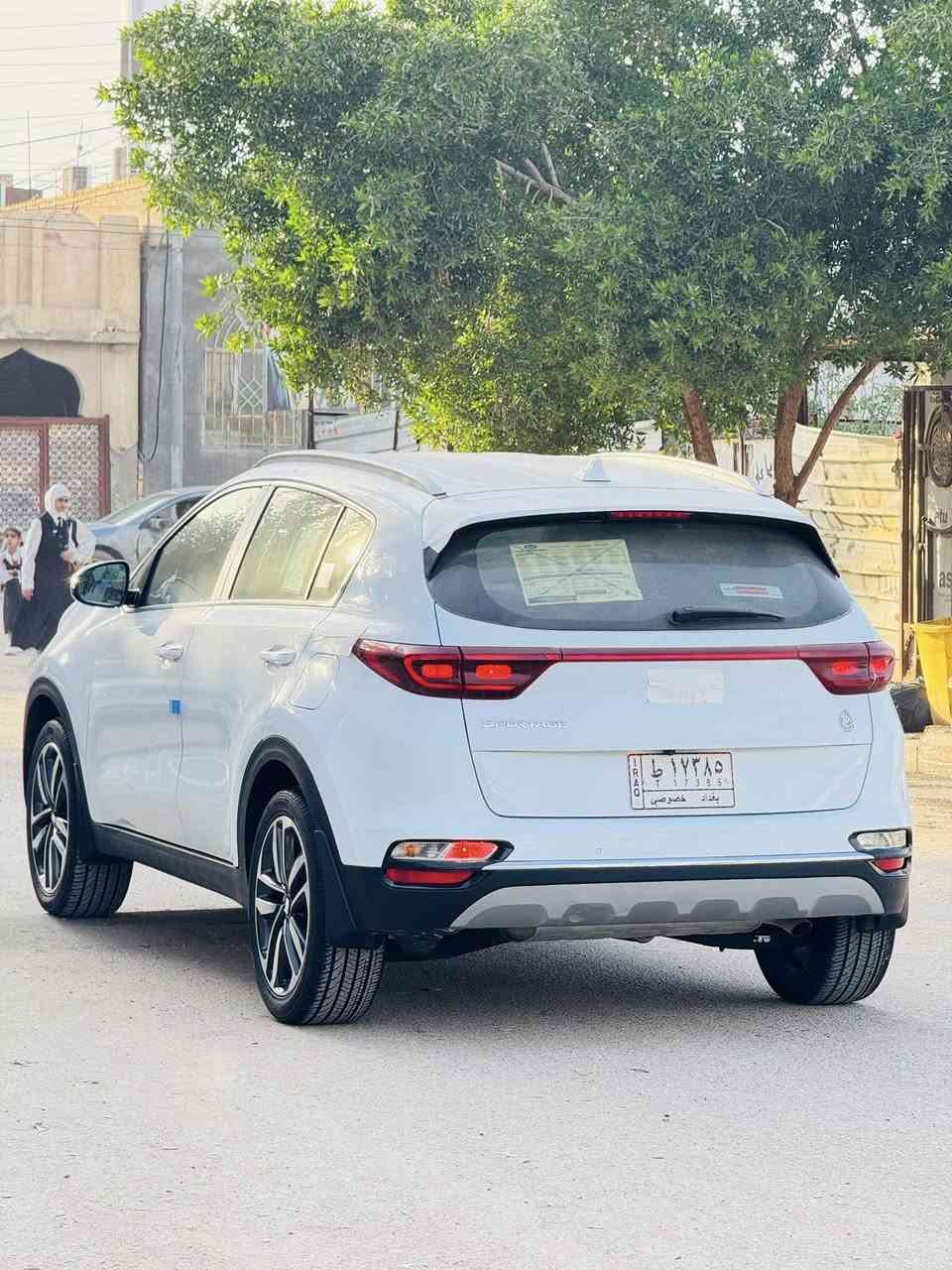 سلام عليكم ورحمة الله كيا سبورتج وراد خليجي  ستلام شركه زيرو موديل 2020 رقم بغداد حره مشروع وطني  بسمي تحويل ثاني يوم سياره كلش جديده وجاهزه سياره مكفوله عده رشه بصيطه بل جاملغ الباقي كفاله مواصفات السياره 
1 محرك. 2000 دوش 
2 شاشه كبيره + كامره دواره 
3 مري شفط + شاره 
4 حساس خلفي 
5 حساس امامي 
6 داخل عسلي 
7 كشن جلد 
8 ويل كب حجم 19 
9 لد نهاري امامي 
العنوان الناصريه المركز  موبايل *********** السعر 180مجال بصيط
