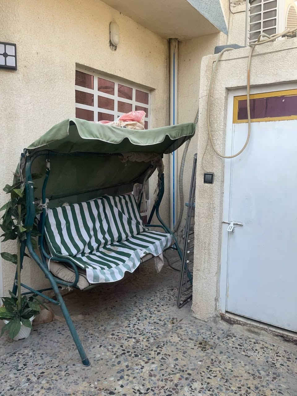 مكلف بالنشر 
مشتمل 100 متر زراعي  قرب قاعة بغداد مجاري كهرباء كاملة البيت جاهز للسكن طابق واحد  غرفة واستقبال وحولي وخدمات كاملة سعرة 67 وبي مجال قليل الاتصال على الرقم *********** علي
