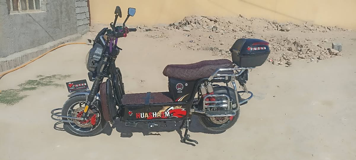 السلام عليكم هيوشه للبيع موديل 2026 دراجه كلش جديده بطاريات لوك تفاصيل الدراجه داخل الصور والمقطع الفيديو السعر خاص او واتساب *********** العنوان فلوجه
