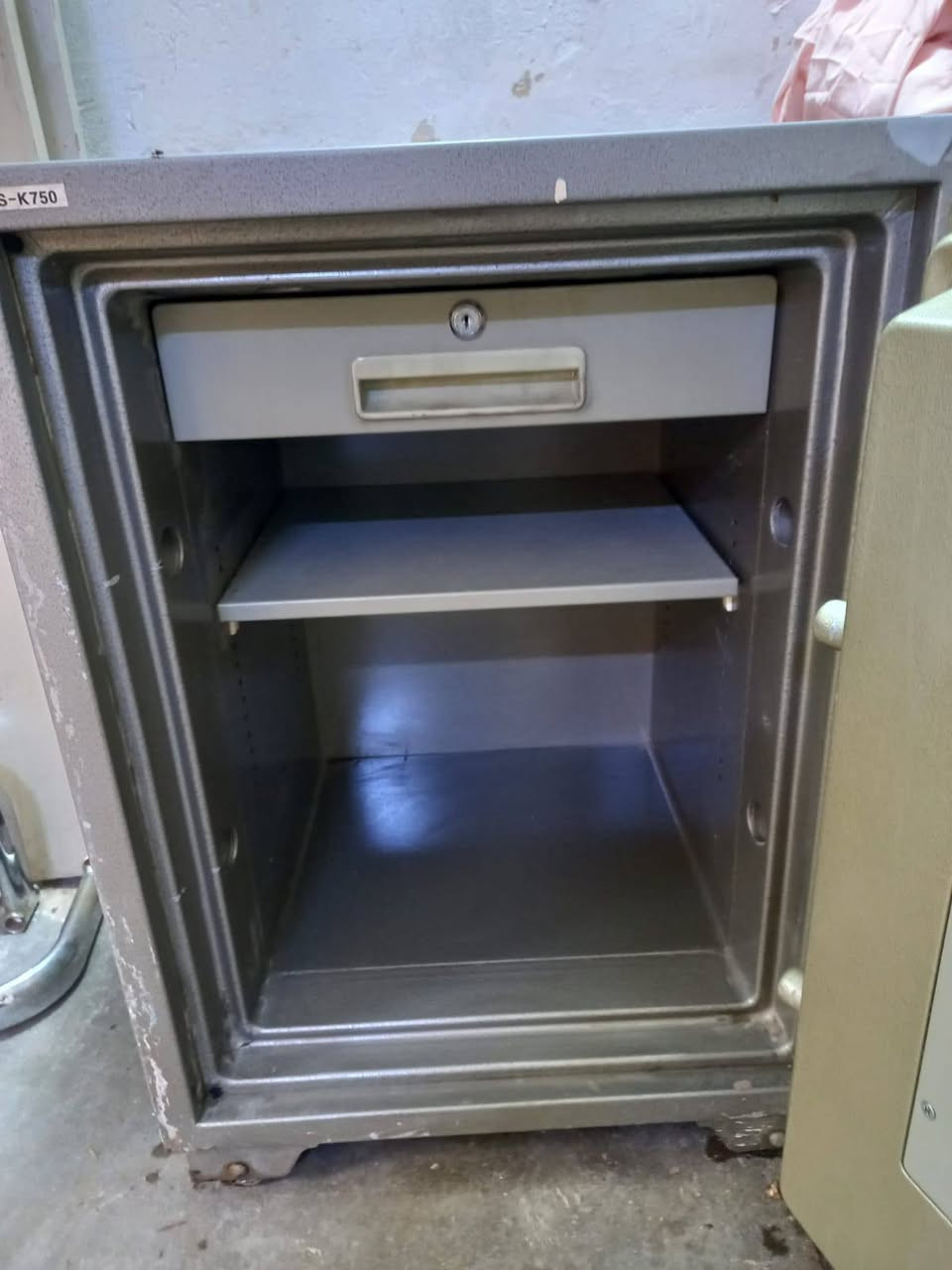 قاصه كوريا وزن 140 كم مستعمله عنوان بغداد مدينه الصدر قطاع 24 قرب مجمع الصادق واتساب
***********

