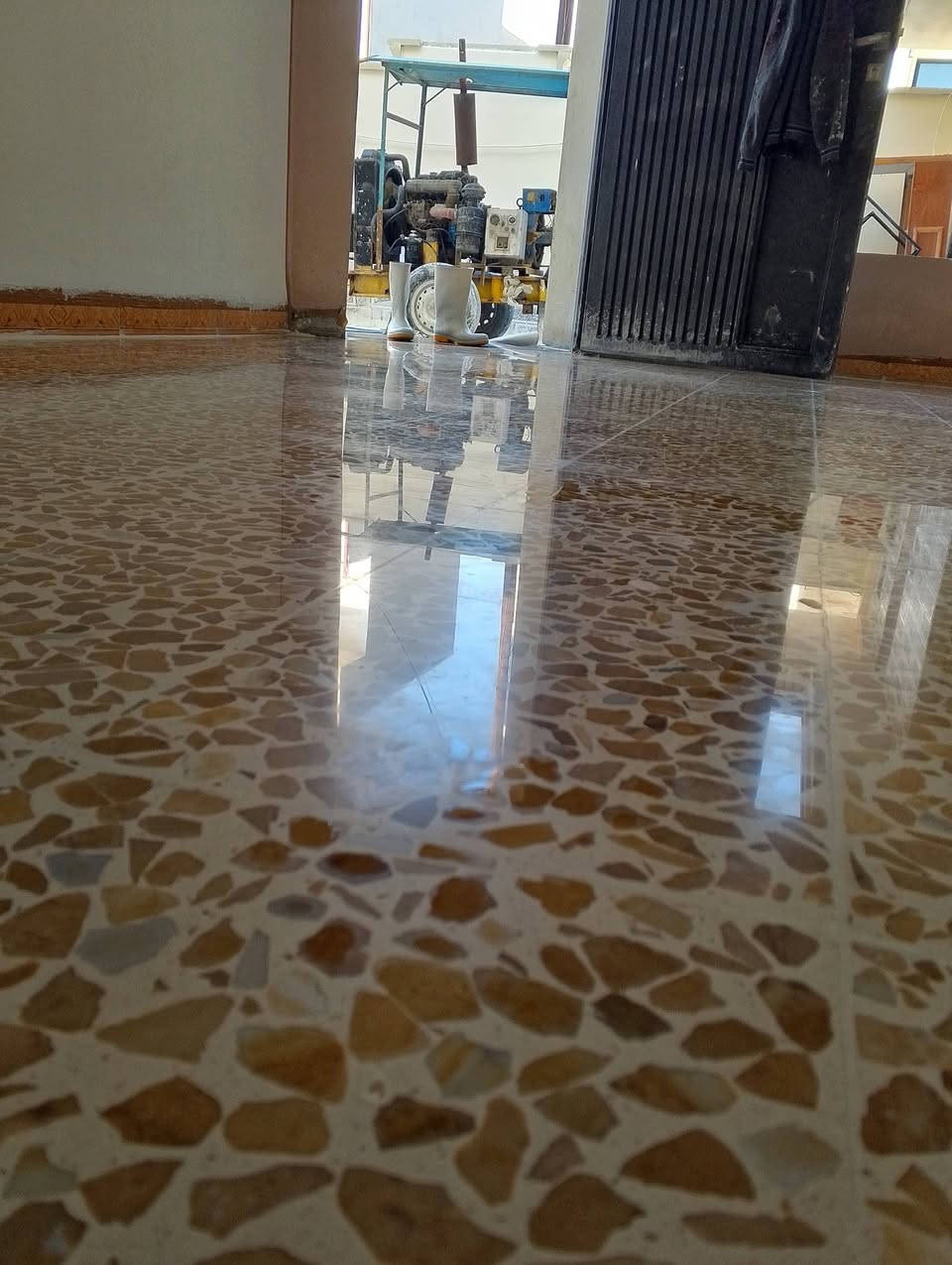 جلي و تنظيف و تلميع كافة أنواع الأرضيات كاشي مرمر مكان العمل موصل و أطرافه ( *********** ) ( *********** )
