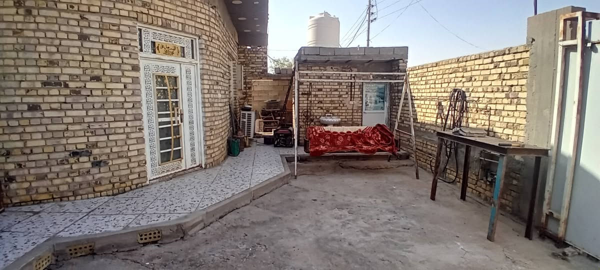 بيت لبيع مساحة ٤٣٠ متر طابو زراعي سند 25 طابق الاول يحتوي استقبال صالة و صالة كبيرة و موزع  و٣ غرف
صحيات خارجية و داخلية 

الطابق الثاني يحتوي مطبخ غرف ٢  صالة ١  مطبخ وصحيات 

ــــــــــــــــــــــــــــــــــــــــــــــــــــــــــــــــــــ

يوجد قطعة أرض مساحة اكثر من ٥٦٠ متر  الارض زراعي سند ٢٥ سدة دور النفط قرب بستان حجي صابر

***********
