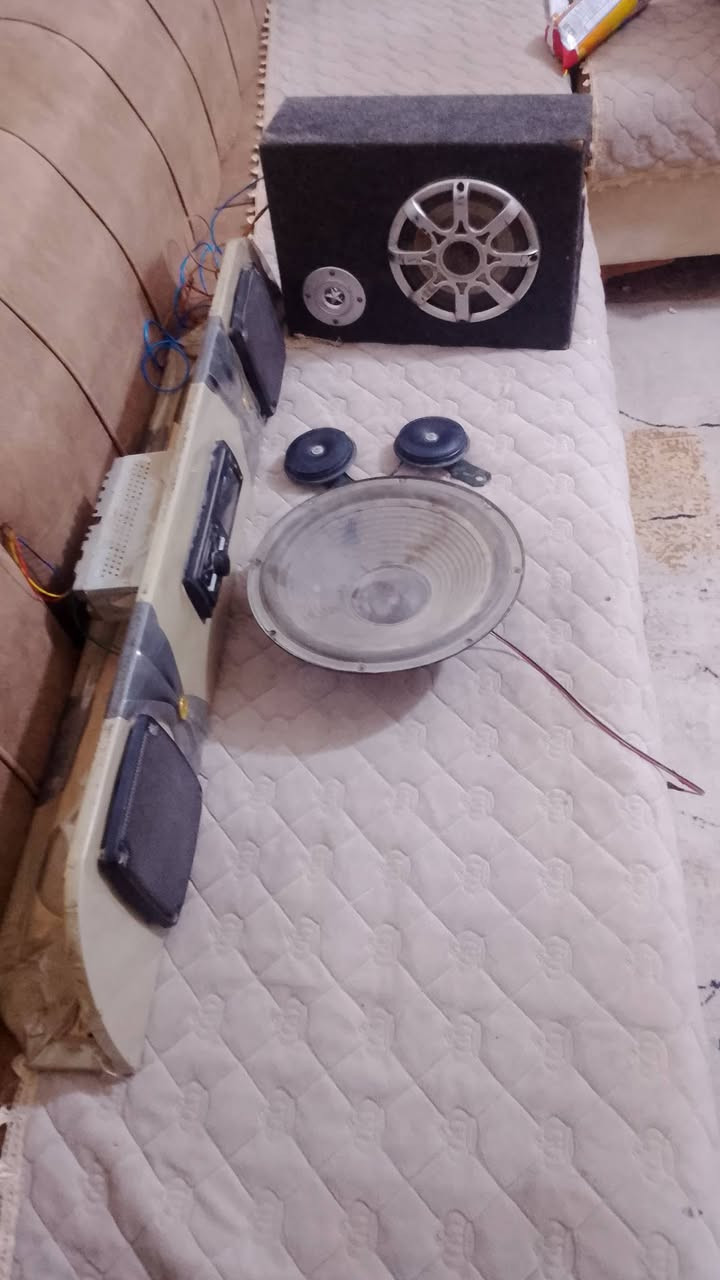 سلام عليكم دمام ومسجل وسماعة وهورن كلهن يشتغلن لبيع قيم واخذ المكان الشعلة يم سوق  ***********
