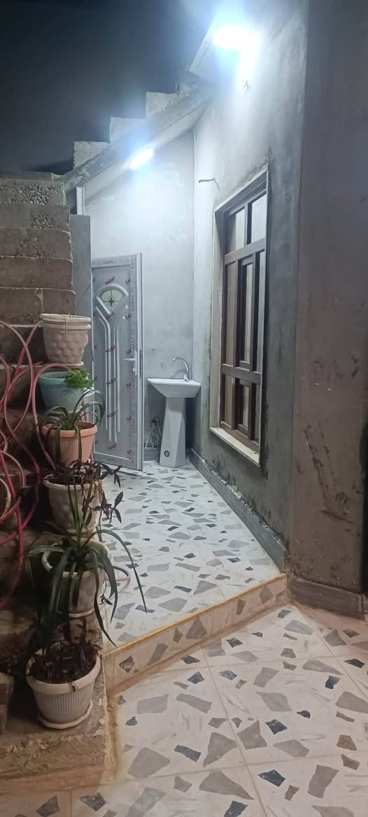 سلام عليكم 
دار للبيع مساحه 125م مربع بعد ما مسكون 
نوع العقار (رقم) 
-استقبال 
- مطبخ حار وبارد 
-هول
-غرفتين نوم 
الموقع حي النصر قرب قرب المركز الصحي 
السعر 75 مليون 
***********
