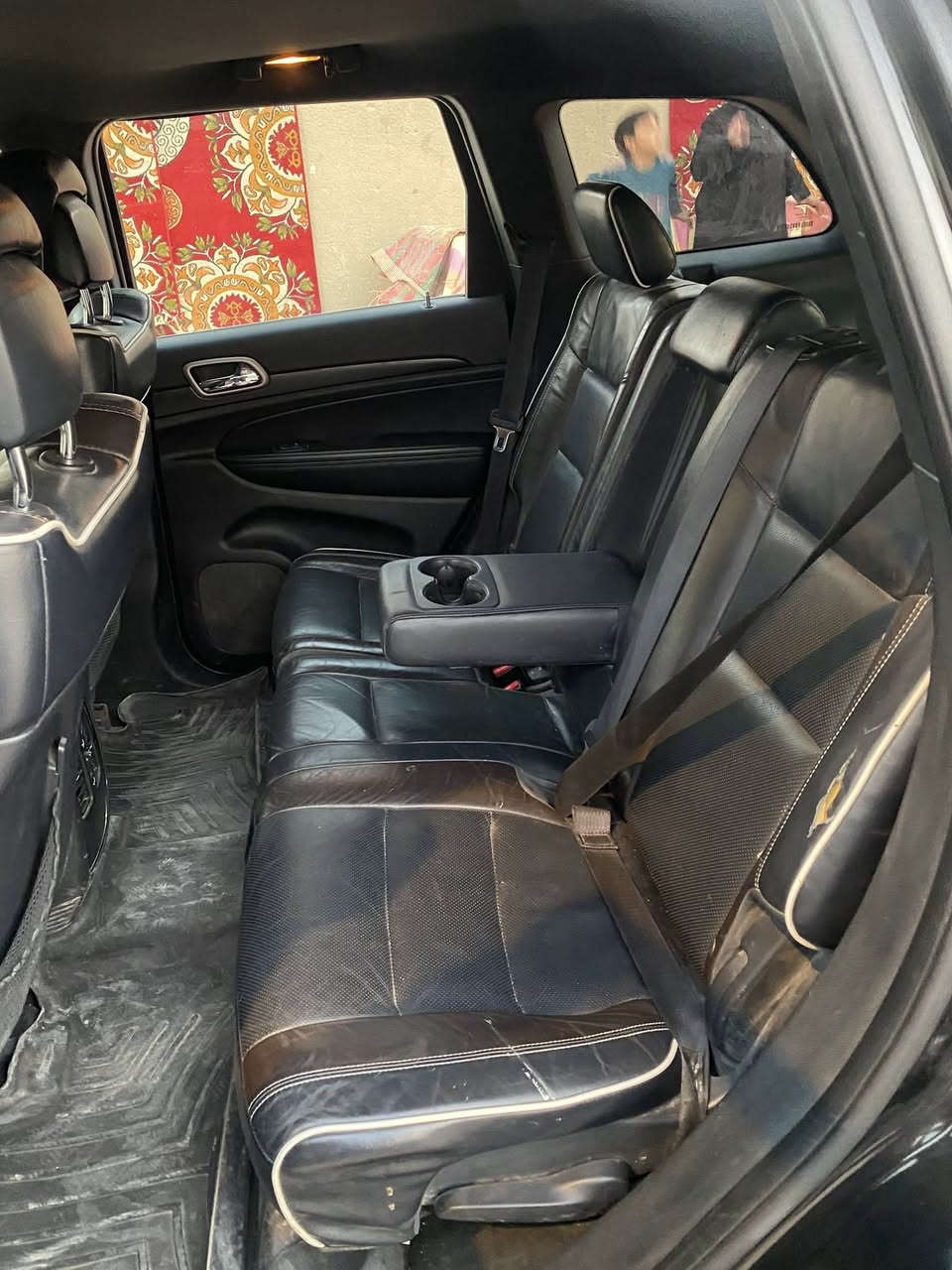 سلام عليكم جيب لاريدو 2015 بيه ضربه بسيطةبدون ايرباك وبدون دواخل بخشم الچاملغ مبدل اصلي وخشم البنيد مقدار شبر  سيارة جاهزة اخت الجديده ملاحظة ان السيارة معلايه 22 الرقم *********** المكان الناصريه مركز المدينه
