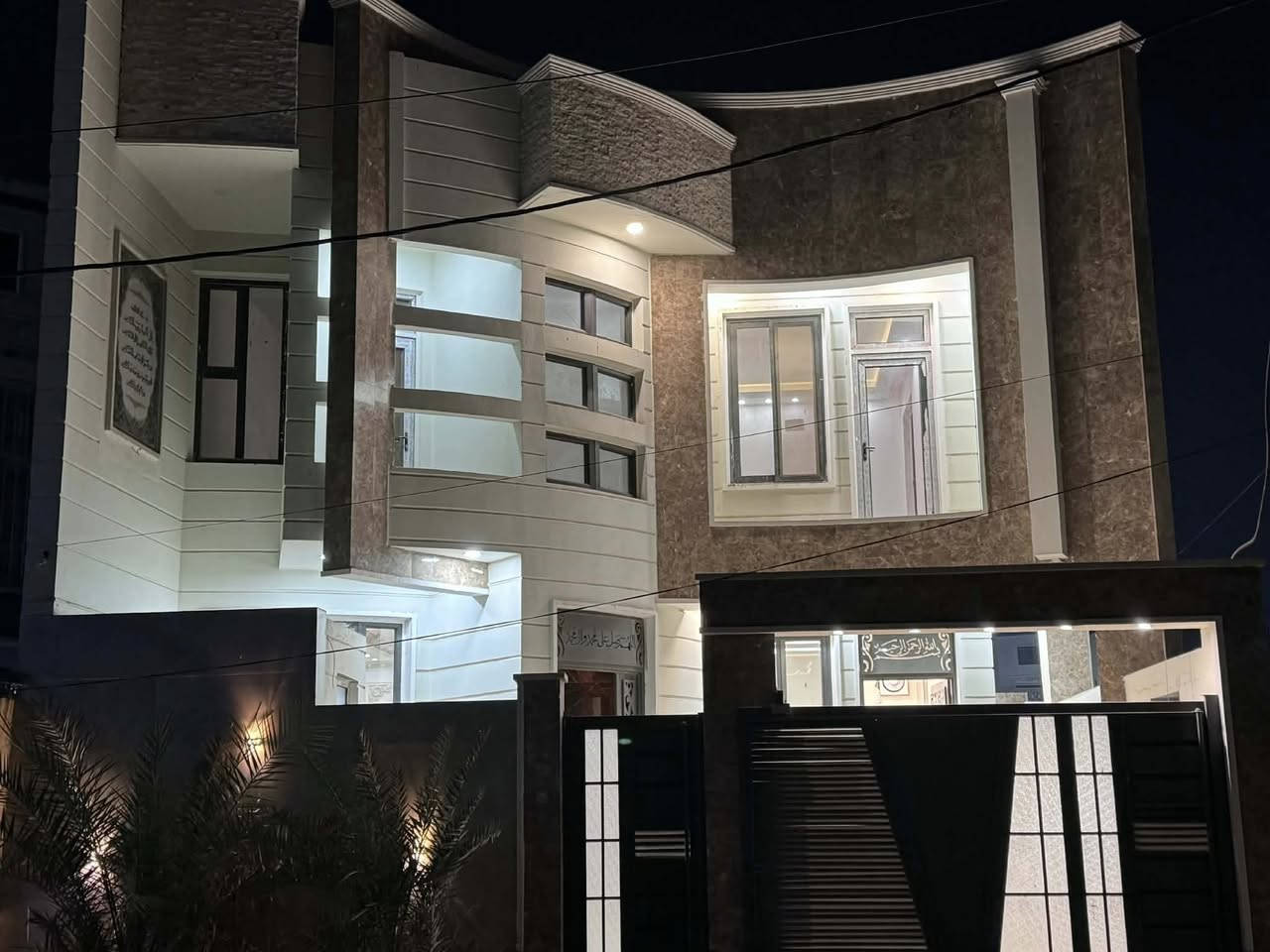 #دار سكن للبيع ركن الديوانية حي الجامعة قرب مدرسة أيسن 

المساحة 200م.                       طابو صرف 

الطابق الارضي
استقبال +صالة +مطبخ +غرفة نوم  +صحيات داخلية وخارجية 

الطابق الاول
غرفة نوم عدد 3 + صالة +مجمع صحيات 

((البيت بناء جديد بعدة ممسكون))

للاستفسار يرجى مراجعة مكتب وليد للعقار
العنوان الديوانية حي الجامعة شارع 20 
الاتصال ع الرقم //***********
