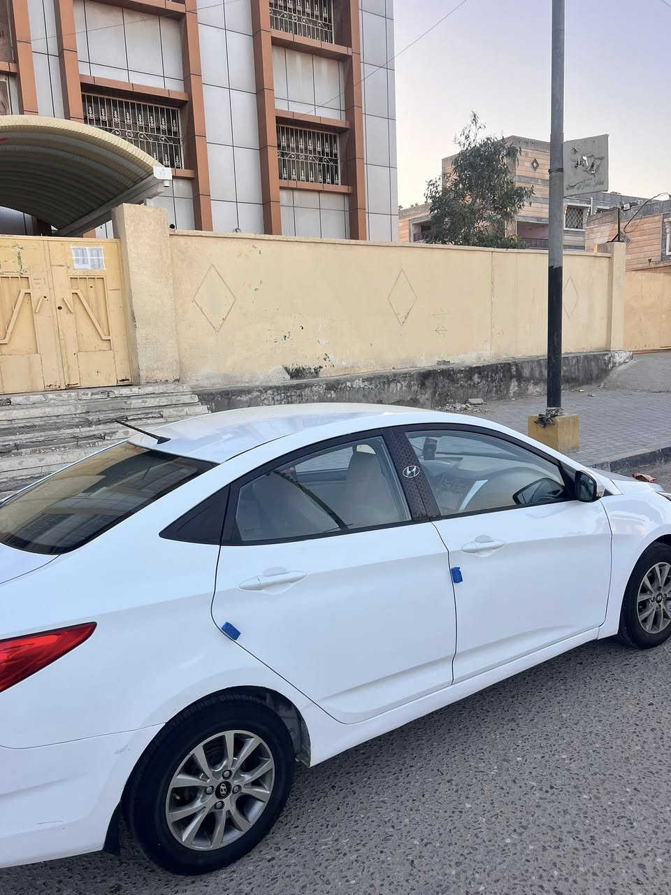 السلام علكيم
اكسنت 2014 خليجي 
كفاله كير ومحرك تبريد حداديه تخم تاير ستوا شاده
هزه وسنويه ورقم كله جديد 
بيها جاملغ الكدام مبدل اصلي مال تفصيخ وبيها القماره شبرين معجون والتكمه شويه والداير الوره بي صبغ 
السعرر .. 77وبيها مجال قليل 
***********
