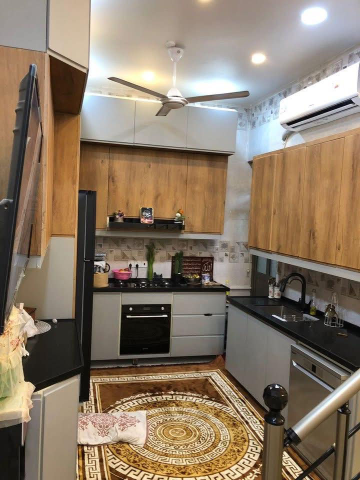 أسلام عليكم دار للبيع زراعي مدرسه  النهظه الاثورين قريب الشارع العام مدخلين مساحه ٥٠ متر واجها ٥ ونزال ١٠ يتكون من 3 غرف وصاله 3 طوابق شغل درجى اولى حديث موقع متاز بسعر مناسب للا ستفسار ‭  ‭٠٧٧٠ ٩٦٤ ٣٣٩٣‬
