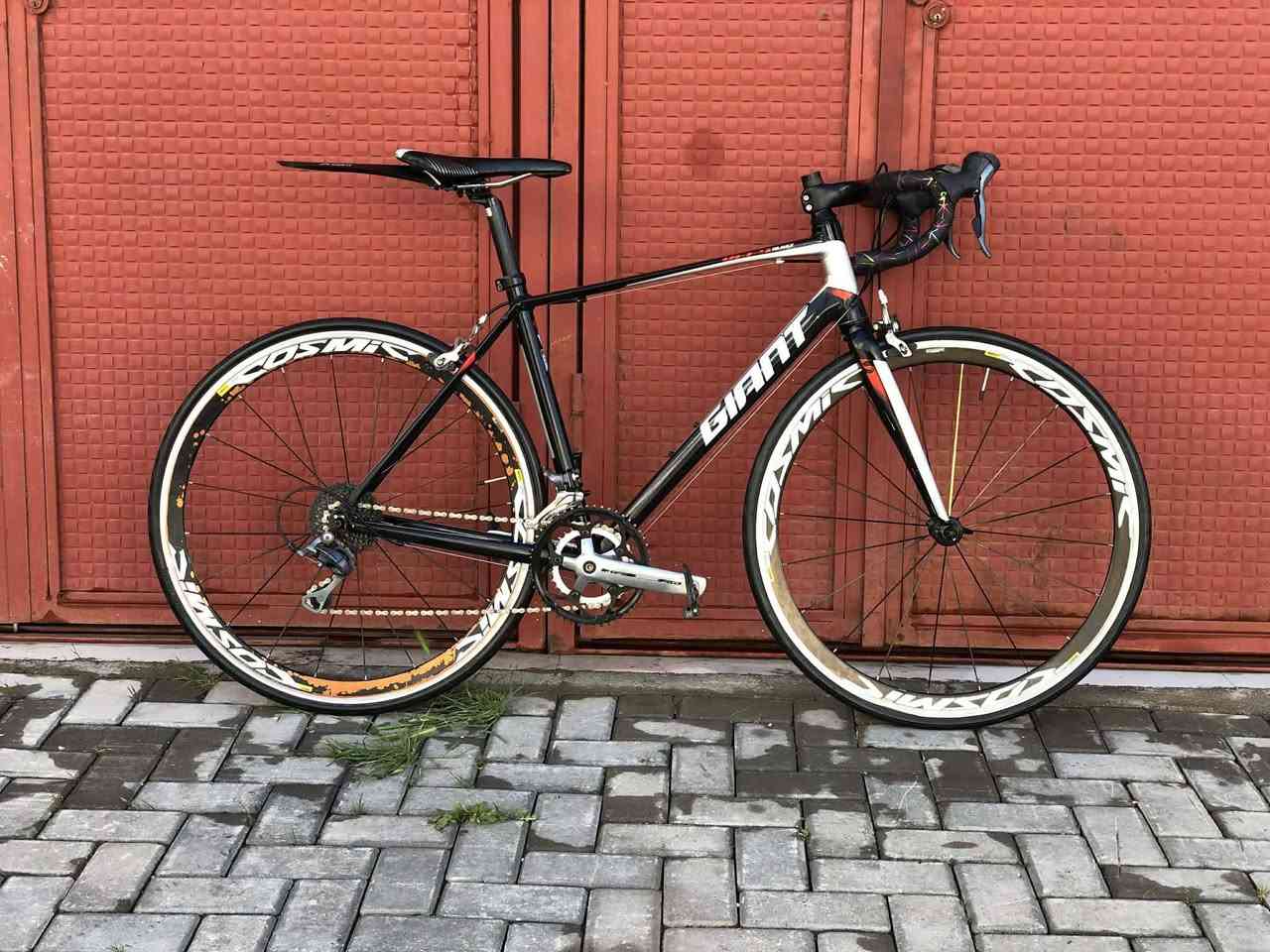 🚴‍♂️🔥 للبيع بايسكل رود احترافي 🔥🚴‍♂️
النوع / Giant 🇹🇼
Road Bike سريع وخفيف 😍
✅ البايك نضيف جدًا واستعمال مرتب
✅ سحب سريع ومريح بالطريق
✅ مناسب للمشاوير والسرعة والتمارين 🔥
📌 المواصفات:
▫️الفريم : ألمنيوم خفيف وقوي
▫️القياس : 28
▫️حجم الفريم : M
▫️الارتفاع : 51 سم
⚙️ نظام السرعات: شفتر + بريك متصل
كيرات : 2×8
🔧 القطع: ▫️مكينة خلفي : Shimano Claris
▫️مكينة أمامي : Shimano Claris
▫️بريكات : Shimano Tiagra 🔥
▫️هيدست FSA بولبرنك ناعم جدًا 😮‍💨
🛞 الويليات : Mavic Pro Carbon
صوت طرب عالي جدًا 😍🔥
🖤 استيرن كاربون
🖤 بايدر قفل
🖤 تايرات 700×25 سريعة وثبات ممتاز
🎁 ويـاه عداد سرعة + جنطة 😍🔥
📍المكان : بغداد 
💰السعر : 400 ألف وبيه مجال بسيط 👌🔥
البايك مرتب ونظيف جدًا وما يحتاج أي صرف ✨🚴‍♂️


**إذا كنت صاحب هذا الإعلان وتريد حذفه لأي سبب، رجاءا أرسل رسالة إلى الدعم الفني**