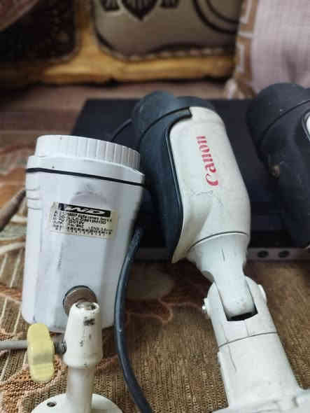 بأسم الله الرحمٰن الرحيم
السلام عليكم مجموعة كامرات للبيع 
كت كامرات فقط من شركة كامون داخليات هنه وايراتهن ومحوله وعقرب او سبايدر  تشغيل كامرات 
سستم كامرات dvr نوع HD يشغل 2 ميكا  ويه هارد تخزين 500كيكا ومحوله 
كامرات 2 نوع كانون وثنين مختلفات صورهن موضح بصوره 

كامرا 360 درجه جديده تسجيل عن طريق الرام 

كامرات ip عدد 2 وحده هيك فجن وثانيه موضح بصوره اعتقد بيهن رمز سري 

كامرات سريه صغيرة الحجم عدد ثنين 

عندي داش كام كامرات تصوير حوادث الله يجفيكم شرها 
وحده 4k خلفي امامي مع رام 64كيكا  وثانيه 2.5k  امامي فقط ورام 16 كيكا موضحات

اي استفسار متواجد خاص او رقم واتس اب ***********
