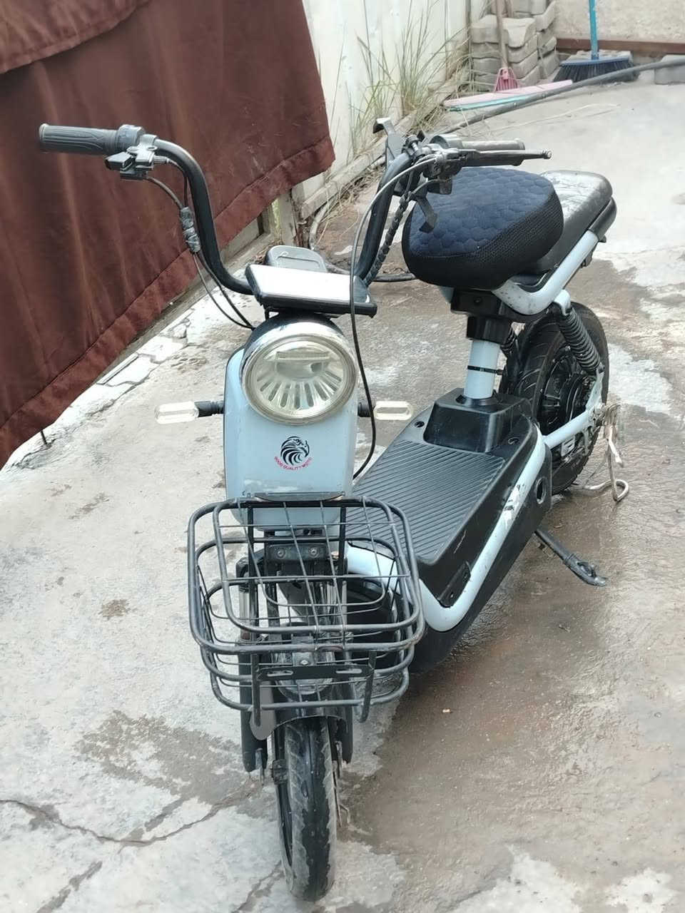 سلام عليكم دراجة شحن للبيع بغداد الاسكان السعر 175الف وبيه مجال للشراي شغاله وحلوه 4بطاريات رقم الهاتف ***********
