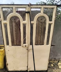 باب للبيع مال باله نضيف رتفاعه 210عرضه 140كامل هوه وجامه عوزه بس صبغ 0...