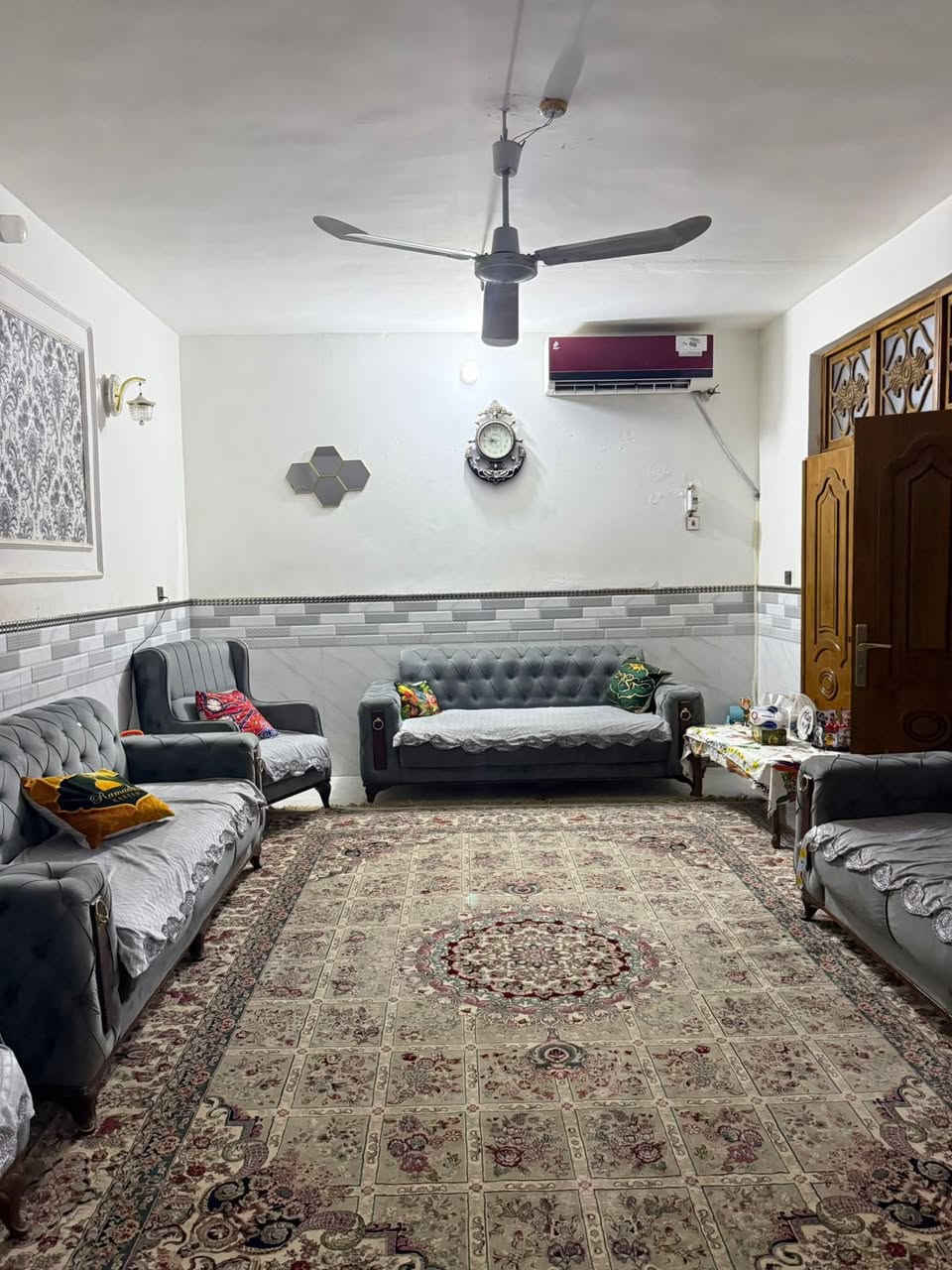 دار للبيع | الاسكان - شارع السفير
~~~~~~~~~~~~~~~~
المساحه / 200 متر مربع 
الواجهه / 10 متر
مطلوب مبادرة ( 71 مليون.د)
_________________________
الدار بناء حديث كونكريت
غرفه نوم2 / صاله/ استقبال/ مطبخ/ مجموعتين صحيه/   طارمه 
المنطقة مخدومة تبليط ومقرنص ... الخ 
******************************
للأستفســار _ مراجعـــــة 
مكتـــب الريادة للعقار 
الكائــن حي الجزائر - مجاور مستشفى الحياة للعيون 
دكتور حسنين .
او الاتصال على الأرقام التالية : 
***********
***********
