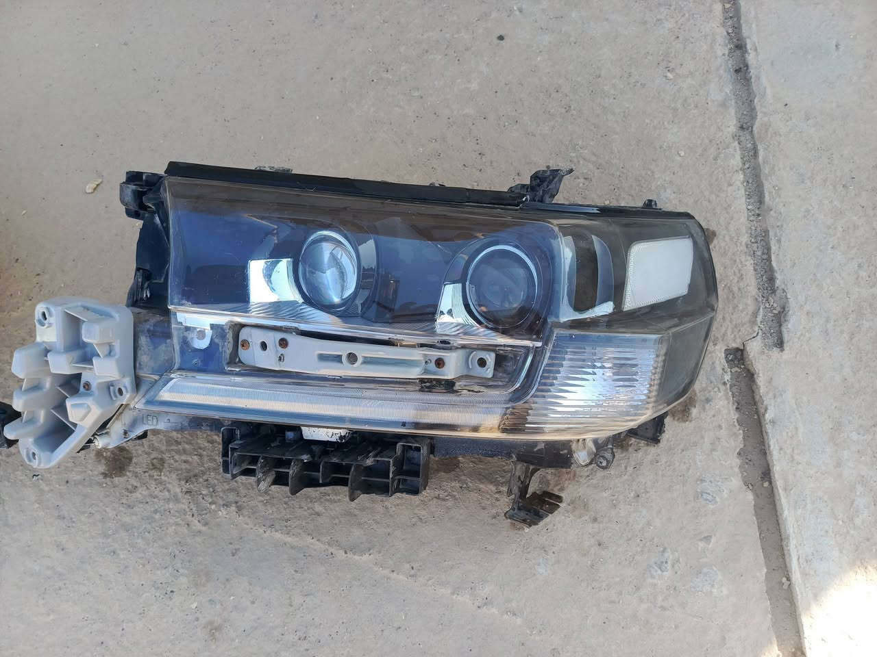 السلام عليكم/ غراض لاندكروز مال تحديث للبيع دعاميات خلفي امامي مع الحيه جناح خلفي زوج لايتات زوج جاملغات  للاستفسار ***********
