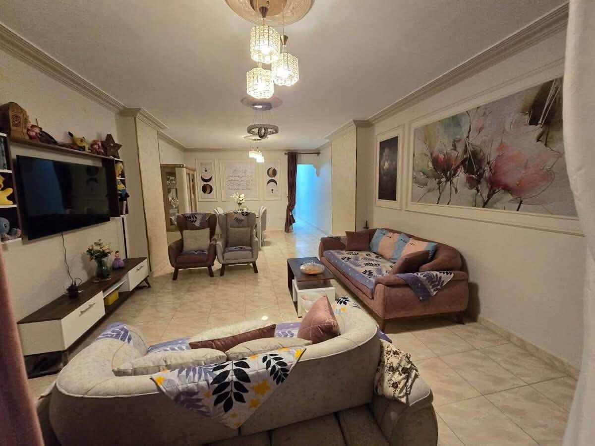 كود العقار: A233 | شقة مميزة للبيع في الهرم 🏘️
فرصة للسكن الراقي في موقع حيوي بمنطقة الهرم (بين زغلول واللبيني).
تفاصيل الوحدة:
▪️ المساحة: 145 متر.
▪️ التقسيمة: 3 غرف، 2 حمام، ريسبشن 2 قطعة، مطبخ.
▪️ الدور: الأول علوي (يوجد أسانسير).
▪️ المميزات: بلكونة غير مجروحة، عدادات قديمة (مياه، كهرباء، غاز).
▪️ الأوراق: رخصة بناء وحصة في الأرض (أوراق قانونية سليمة 100%).
📍 العنوان: شارع مورسيكا - متفرع من زغلول.
للاستفسارات والمعاينة:
📞 01127480982
📲 واتساب: https://wa.me/201127480982
#آل_جبريل_للتسويق_العقاري #عقارات #الهرم #شقة_للبيع #استثمار_عقاري


**إذا كنت صاحب هذا الإعلان وتريد حذفه لأي سبب، رجاءا أرسل رسالة إلى الدعم الفني**