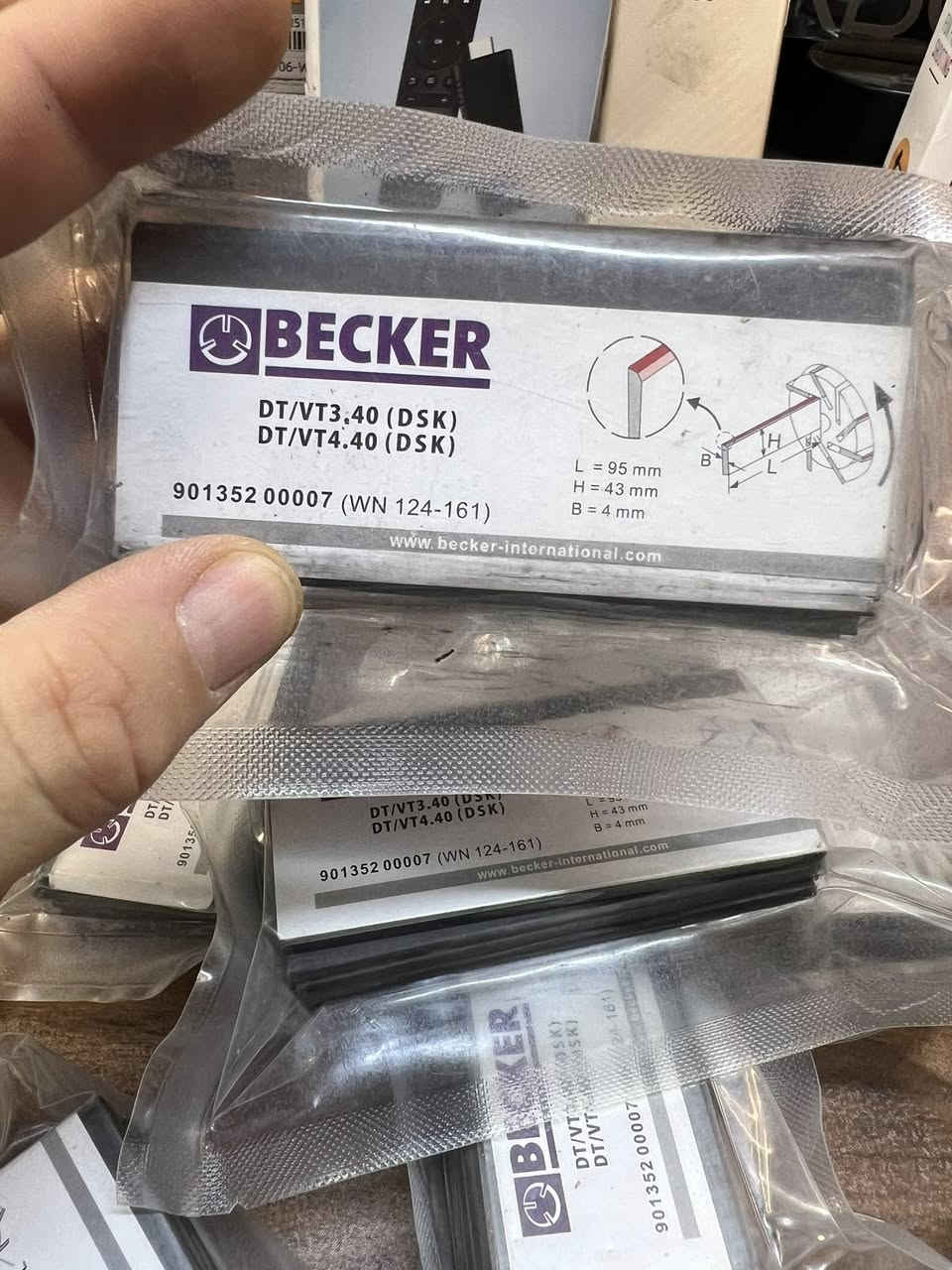 عدد 9 سيت
السعر 35 الف 

متوفر توصيل جميع المحافضات 
طقم ريش كربونية أصلية (Carbon Vanes) من إنتاج شركة Becker، وهي قطع غيار مخصصة لمضخات الضغط والتفريغ الهوائي (Vacuum Pumps) الجافة التي تعمل بدون زيت.مواصفات المنتج الأساسية:الرقم المرجعي (Part Number): 901352 00007 (WN 124-161).الموديلات المتوافقة: مصممة خصيصاً لمضخات بيكر من طراز DT/VT 3.40 (DSK) و DT/VT 4.40 (DSK).محتويات الطرد: يحتوي المغلف المغلق مفرغ الهواء على طقم مكون من 7 ريش كربونية.الأبعاد الدقيقة:الطول (L): 95 مم.الارتفاع (H): 43 مم.السماكة (B): 4 مم

#ابوهاجرامزون


**إذا كنت صاحب هذا الإعلان وتريد حذفه لأي سبب، رجاءا أرسل رسالة إلى الدعم الفني**