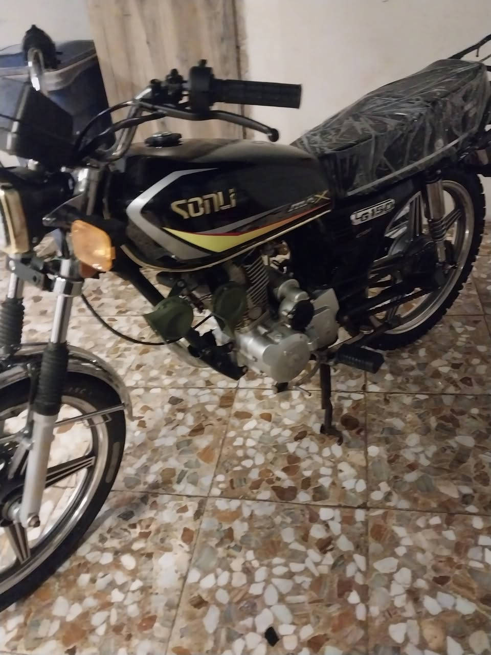 سيفان. 5كير.  مديل 20.اوراق. معمره تعمير كامل ما بيه اي نقص كهربايات كله شغل سعره 450 وبيه مجال. ***********.غير متواجد عل فيس
