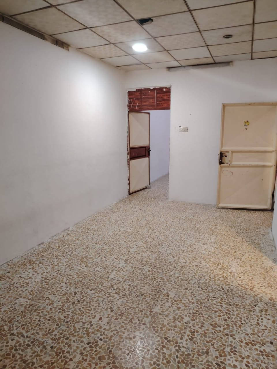 للايجـــــــــــار: 
دار سكني في حي النسابة جديده المفتي 
100متر طابق ونص 
((غرفتين نوم واستقبال ومطبخ وهول وصحيات)) 
خدمات كاملة. 
قريب عالسايدين
مكتب المهندسين للعقـــــــــار 
برهان 
***********
***********

