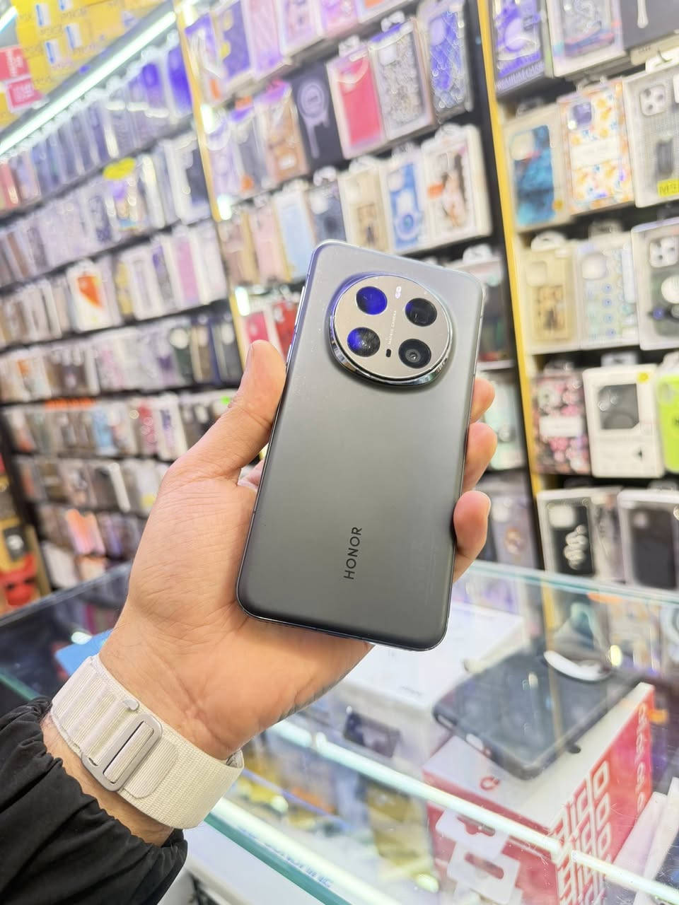 السلام عليكم هونر ماجك ٧ برو الذاكره ٥١٢. الجهاز شريحه وحده السعر ٦٠٠ الف  ***********
