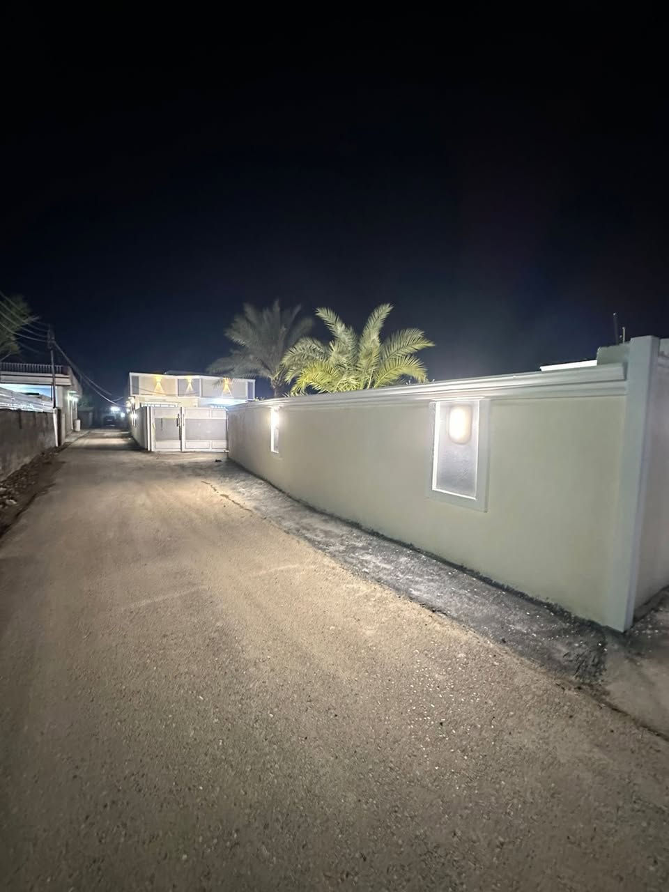 ⸻
🏡 دار للبيع – فرصة مميزة
من الصرح العقاري

📍 العنوان:
الشيخ حمد – شارع البوجميل
قرب جامع أبو ياسر

📄 الملكية: ملك صرف
📐 المساحة: 500 متر مربع
🏗 الحالة: بناء قديم مترمّم

🔹 يتكوّن المنزل من:
 • صالة
 • مطبخ
 • هول داخلي
 • غرف نوم (عدد 2)
 • حمّام
 • مرافق
 • صحيات خارجية

💰 السعر: 130 مليون دينار
🔻 قابل للتفاوض

📞 للاستفسار والتواصل:
حيدر الساعدي 
📱 اتصال أو واتساب ***********
