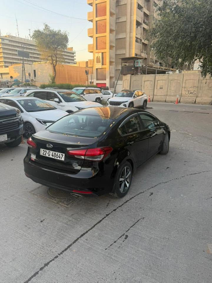 السلام عليكم بيع او مراوس KIA سيراتو VIB خليجي اعلى فئه مواصفات 
مكينه ٢٠٠٠
تحكم ستيرن اربع جهات 
كروس سرعه
ستيرن تدفئه 
خزن ميموري اربع وضعيات 
كشنات تدفئه + تبريد خلفيه واماميه
كشنات جلد 
فتحه سقف
مرايه عاكسه
مود درايف ٣ وضعيات مختلفه سبورت + نورمل+ طبيعي 
ثلاجه جكمجه
تبريد قطعتين 
حساس تايرات 
منظومه تبريد العام بدلته كامله ميفصل كهرباء
ماشيه ١٧٢ الف كيلو 
ملاحظه : بيه جاملغ امامي ايمن نصفه بارد ونصبغ ونفس الجهه حافه البنيد بارد وصبغ
وباب خلف السائق ٤ أصابع بارد فقط تكحيل
السعر١٣٠ مجال بسيط للشراي 
مكاني بغداد الصالحيه 
للاستفسار ***********

