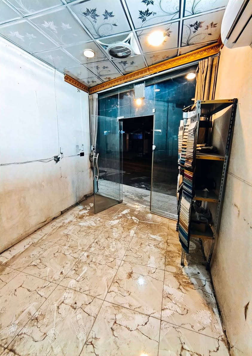 السلام عليكم 
محلات للأيجار قرب تقاطع حساني 
العدد محلات اثنين مفتوحات ومحل واحد وحده
الواجهه 3 متر والنزال 8متر والأرتفاع 3 ونص 
ترميم حديث . للأستفسار ***********
