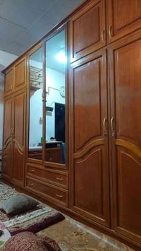 غرفة اخشاب صاج درجه اولى  ستة ابواب نظافه ٩٥ بالميه اخت الجديده مثل ما...