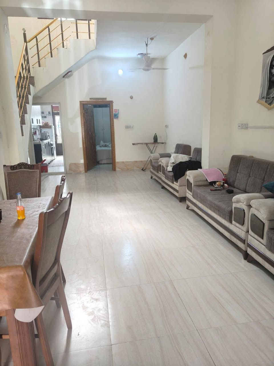 يالله اللهم صلى على محمد وال محمد بيت للبيع مساحته 100 متر طابقين سند 25 يحتوي على غرفتين نوم بناء حديث درجه اوله طابوك صب مسلح كامل هوه واثاثه كافه الخدمات موجوده ماعدى التبليط العنوان كربلاء طويريج شارع اربعين للاستفسار *********** عقارات تاج القمه شارع اربعين مقابيل الطابو السعر 75 مليون
