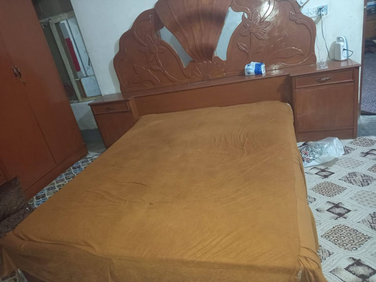 سلام عليكم غرفت نوم كامل مكمل  صاج قديم الشراي يتصل على هذه الرقم او بلخاص ***********
