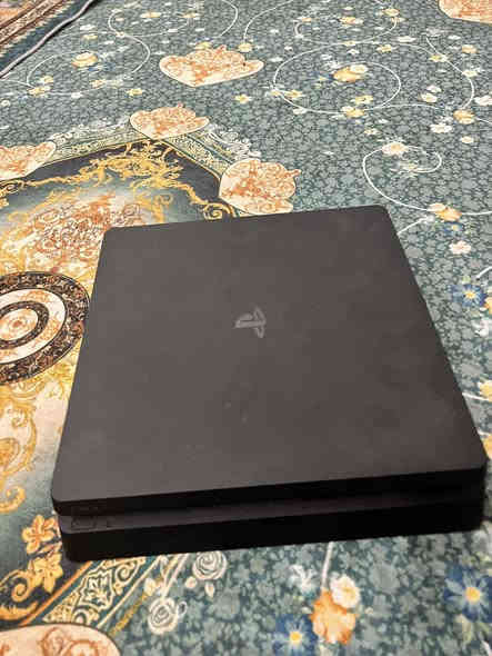 بلي فور سلم جديد مامفتوح ابداً مستعمل شي قليل ويا يديتن وحده اصليه والثاني تجاري المكان الدوره _  ابو دشير 
العسر 300

 وبي مجال شي قليل وياه اربع أقارص
 القراص 1.كراش 2.Callofduty قرصين الأول انكليزي والثاني عربي 3. Tekken7
رقم التلفون *********** 
وخاص هم
