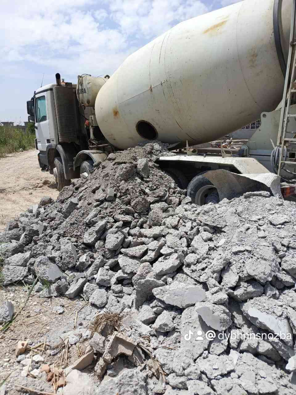 إني اشتغل التكليس الكونكريت لي بل خباطات ومكفول من الرصعات واشتغل تنضيف بواري البمات ***********
