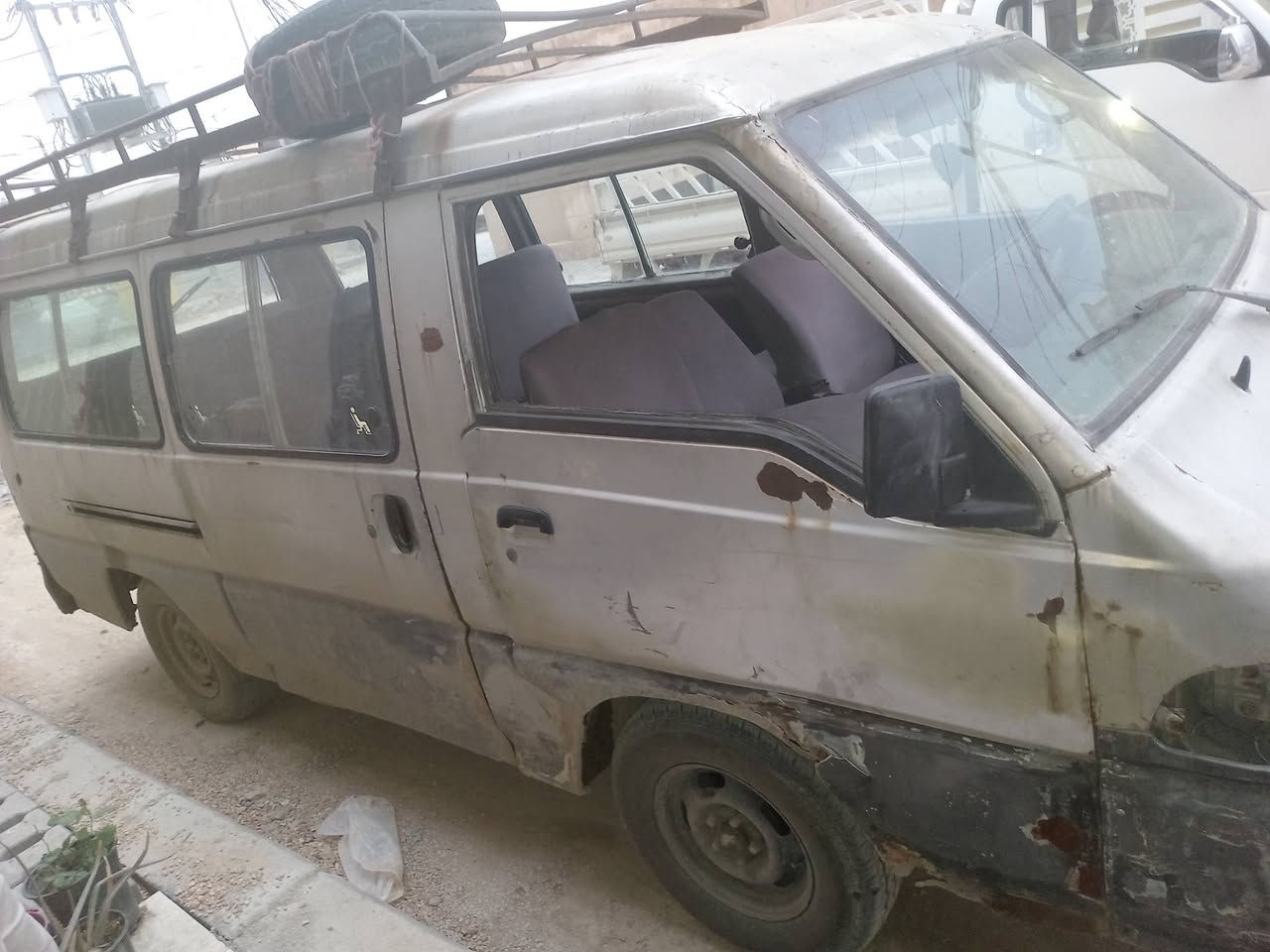 السلام عليكم هونداي للبيع موديل 96 كير ومكينه رأس الثور 3000 فيشه وبطل ادوره بسمك ورقم انكليزي اسلمك رايده. ب 25 وبيه مجال الاستفسار الاتصال على الرقم ***********
