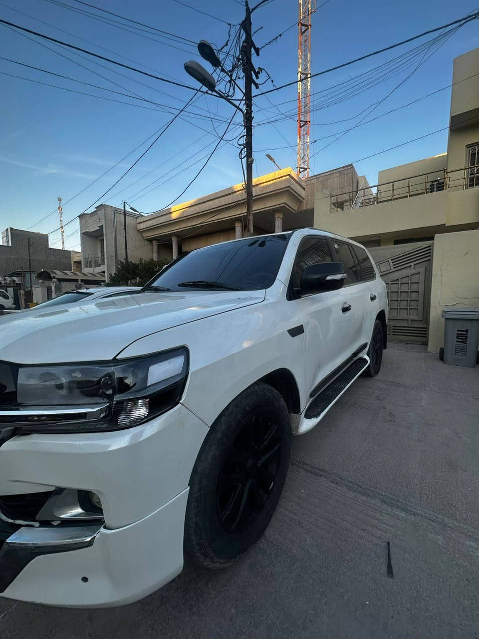 السيارة تخبل
مصبوغ عام بدون قطرة معجون بلقمارة السيارة نظيفه جدا 
السعر ٢٦٠ وذا اكو مراوس بسيارة حسبت شده وربع وفرق اراوس  
*********** بي واتساب 
مكاني بغداد العامرية
