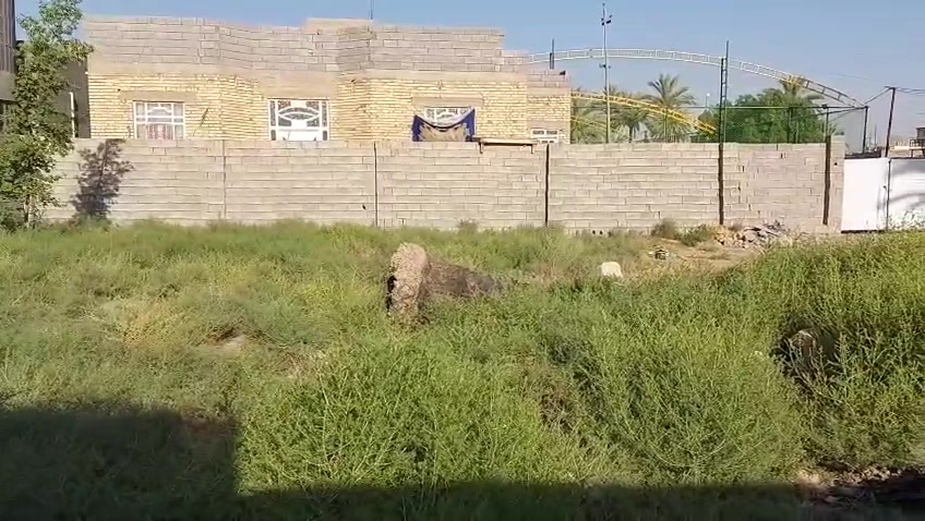 ارض مساحتها 1000م مشيد فيها بيت كما موضح  بالفديو على شارع 40  خلف حدادة البيت الشرقي سعر المتر 450الف الشراي يريدها كلها بيها مجال واذا يريد قطعه 200م موجود ٠                   متوفره كافه الخدمات من ماء وكهرباء ومدارس واسواق وطريق 8م ٠ للاستفسار الاتصال على رقم الهاتف(      ***********      )
