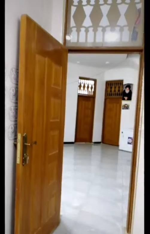 دار سكن ٢٠٠ متر
طابقين مسلح بناء جديد ٢٠٢٥ ممتاز
الطابق الأول 
استقبال ٨ متر
صاله كبيره
 غرف نوم ٢
مطبخ
صحيات خارجية
الطابق الثاني
صالة
غرف نوم عدد ٤
درج دور مطل على الصاله  من الطابق الأول للثالث 
مع صاله وبيتونه في الطابق الثالث 
كهرباء ومجاري ارضيات ممتازه
على شارع عرضه ١٥ متر
مطلوب عقاري ٤٧ مليون
السعر المطلوب عدى الطلب  ١٣٠ مليون
الموقع. الديوانية. حي العسكري الثالث خلف مكتب التوكل للعقار قرب صيدلية مريم 
للاستفسار أكثر مراجعة مكتب التوكل للعقار الكائن في حي العسكري شارع ٣٠ او الاتصال والمراسلة على الواتساب على الرقم ***********
@إشارة
