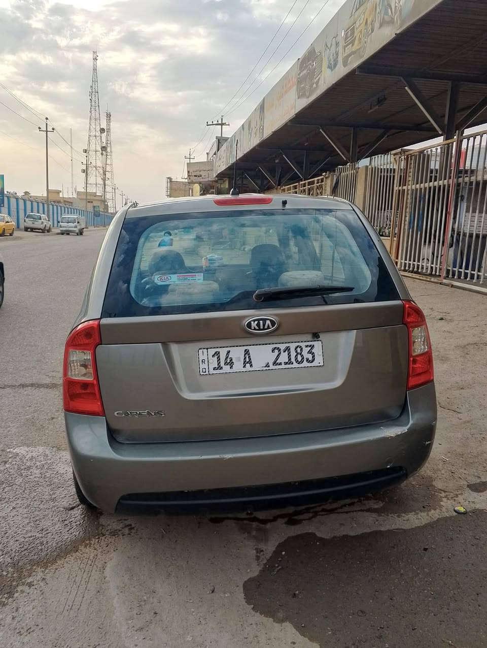 السلام عليكم للبيع كيه كارنز موديل 2009  بسمي السياره موجوده بلعماره كير ومكينه كفاله والحداديه 80 بلميه سياره  حلوه مال عاءله للجناي بصره مشروع وطني السعر94 ورقه اوبيهه مجال السياره مصبوغ بيهه بابين اماميات الاتصال ***********
